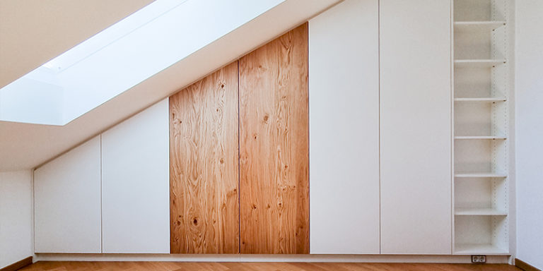 Dachschrägenschrank weiß mit Holzfronten