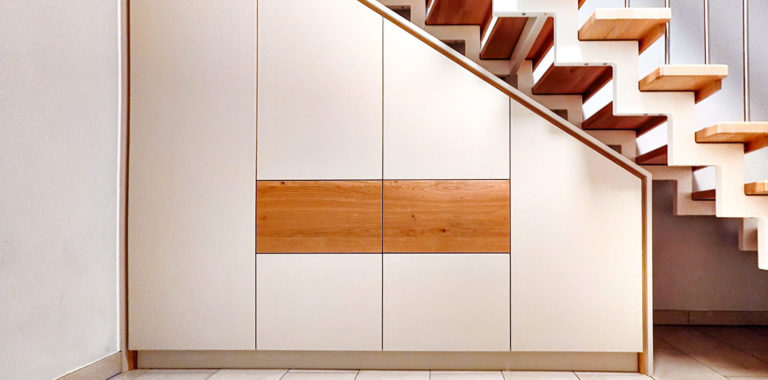 Treppenschrank in Champagner mit Schubladenfront aus Eiche