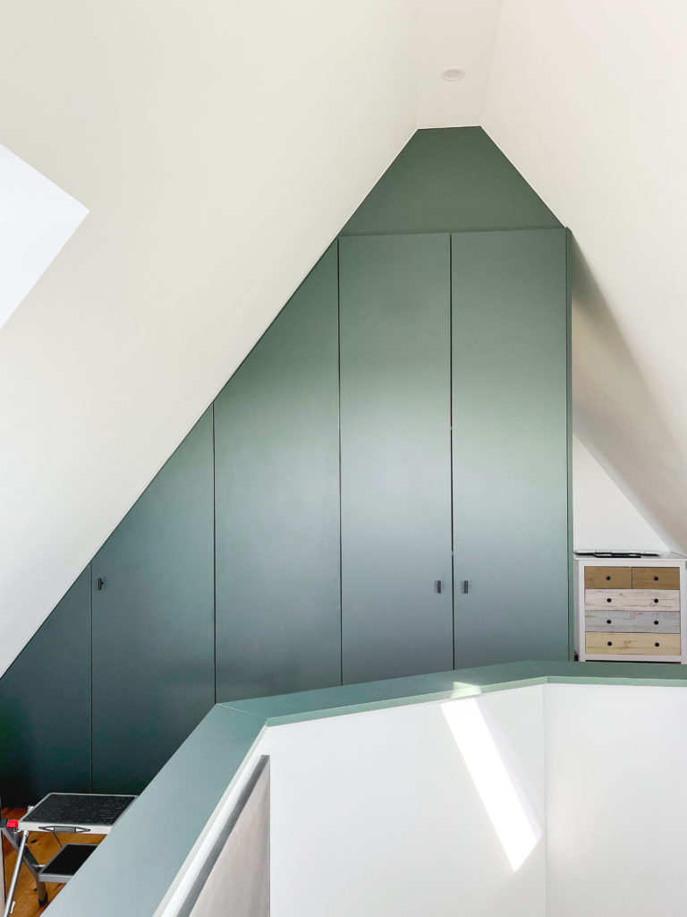 Dachschrägenschrank in Grün