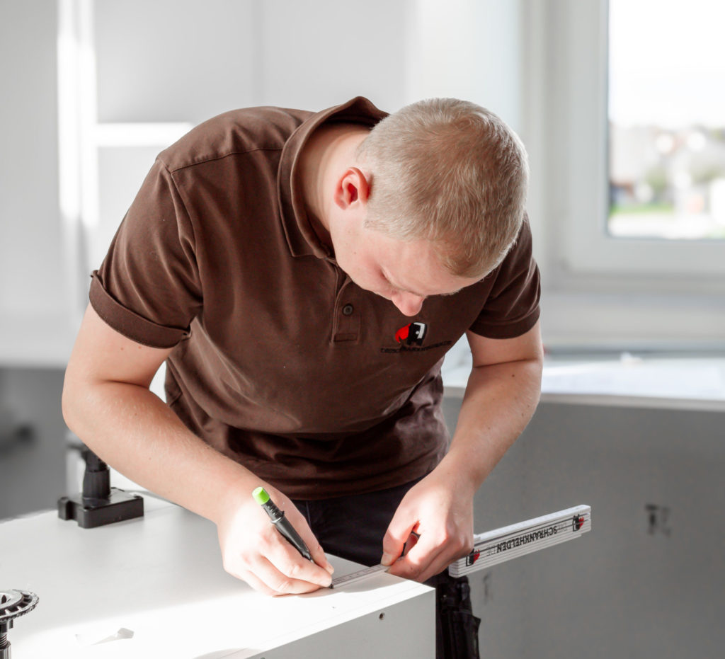 Dominik montage Cabinethero