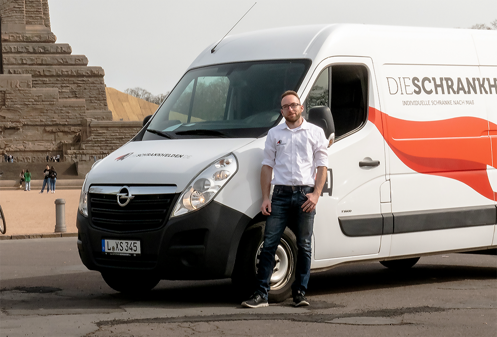 Benjamin Koalenzki voor de garderobeheldenauto
