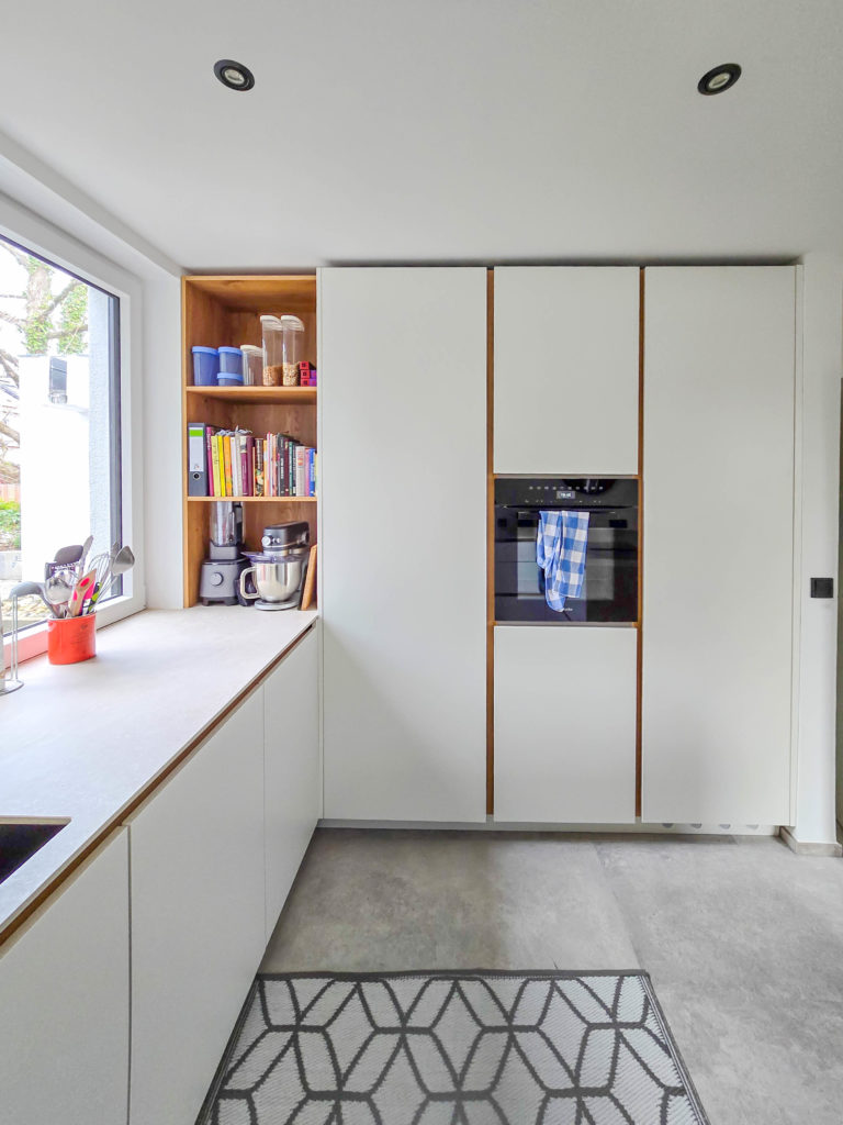 Witte keuken met werkblad en eiken accenten