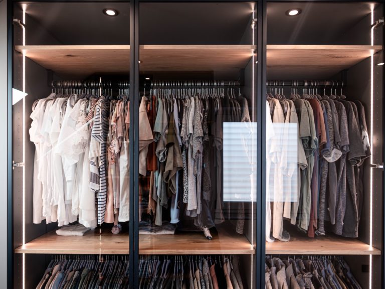 Kleedkamer met glazen deuren en aluminium kozijnen in het zwart