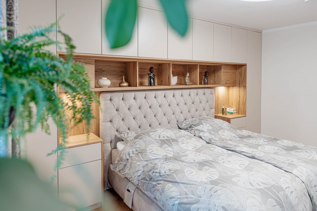 Schlafzimmerschrank Betthinterbau Champagner Inlay Wildeiche LED Spots