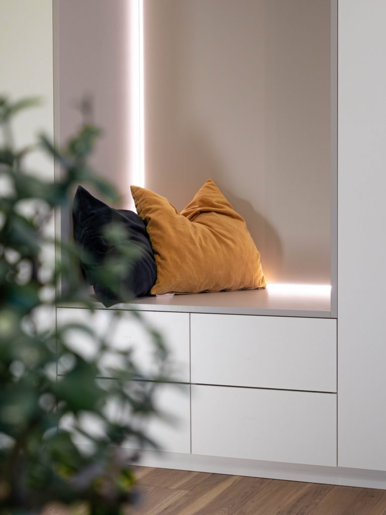 Dachschrägenschrank matt weiss Nahaufnahme Inlay hellgrau LED Sitznische
