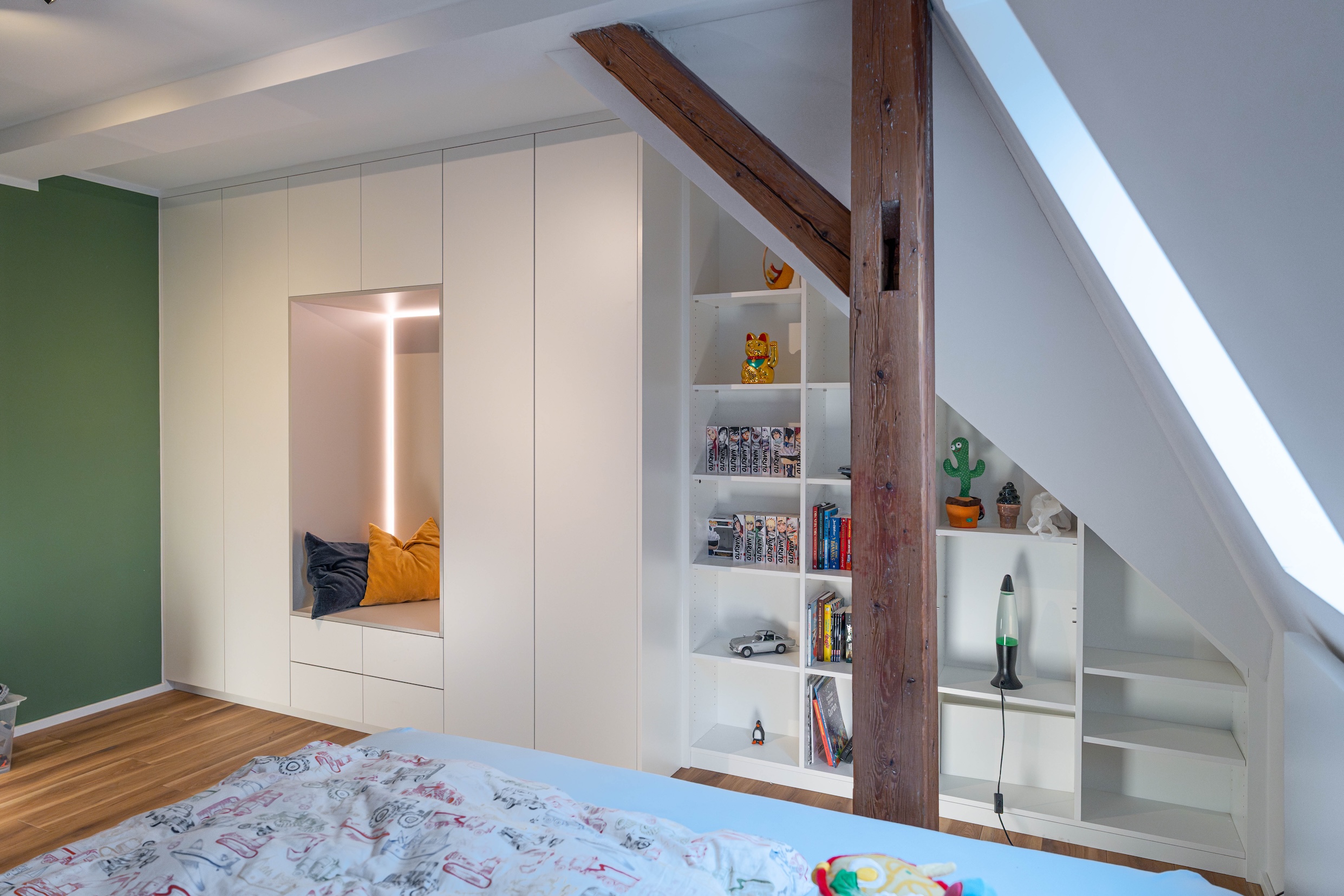 Schuine dakkast mat wit Inlay lichtgrijs achter houten stijlen