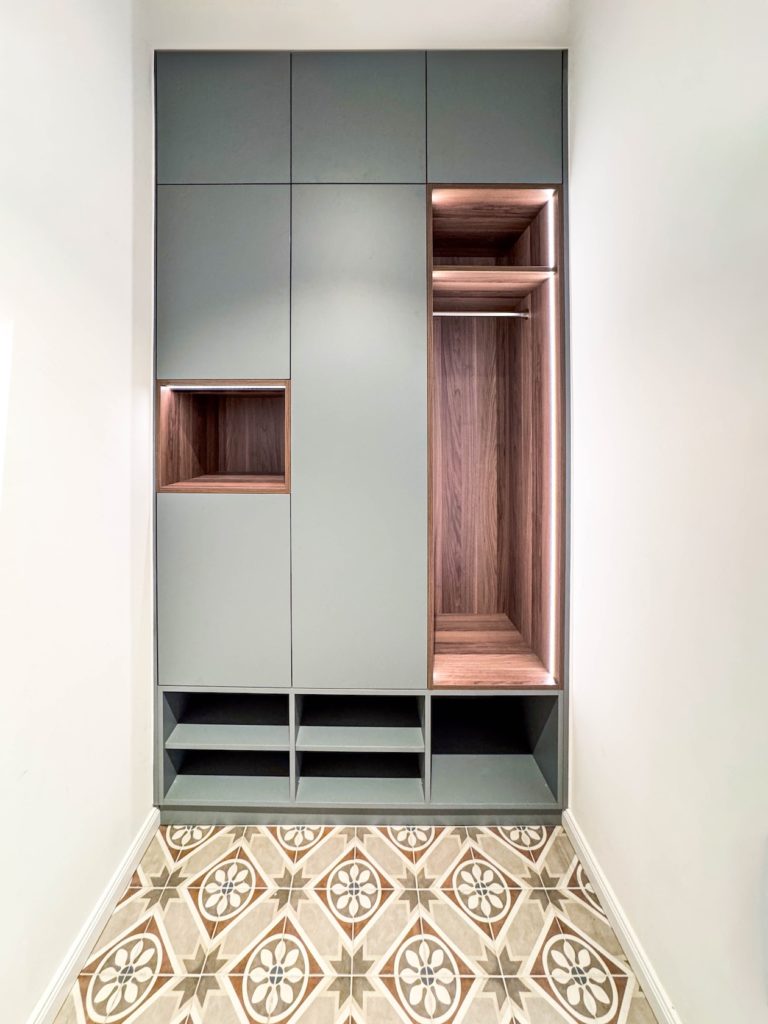 Flurschrank graugrün Nussbaum Inlay Frontalansicht