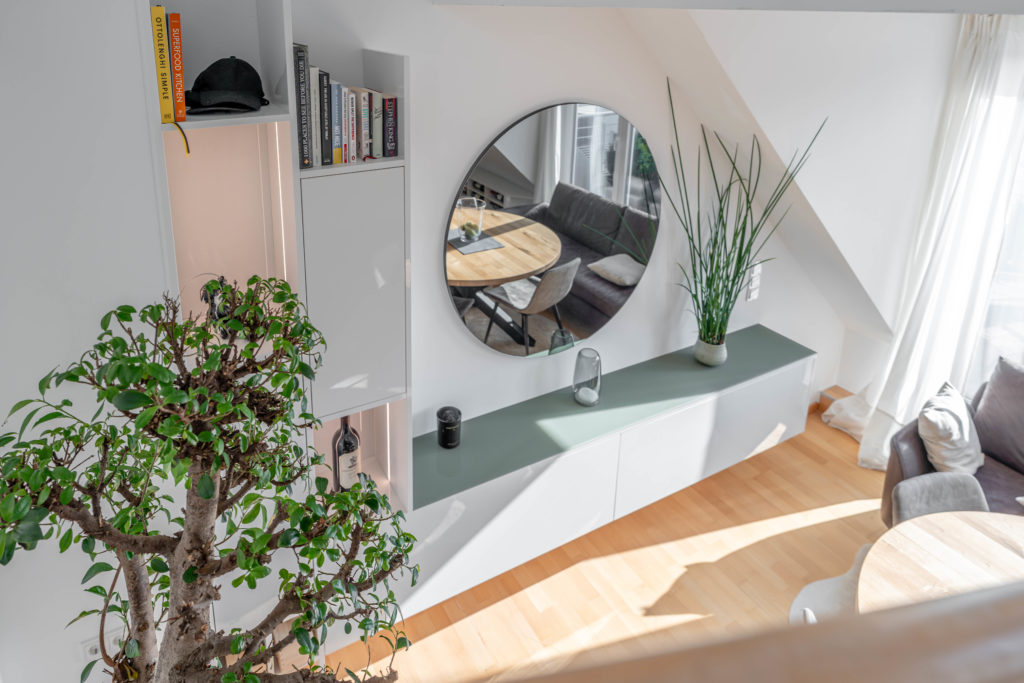 Zwevend wandmeubel in glanzend wit