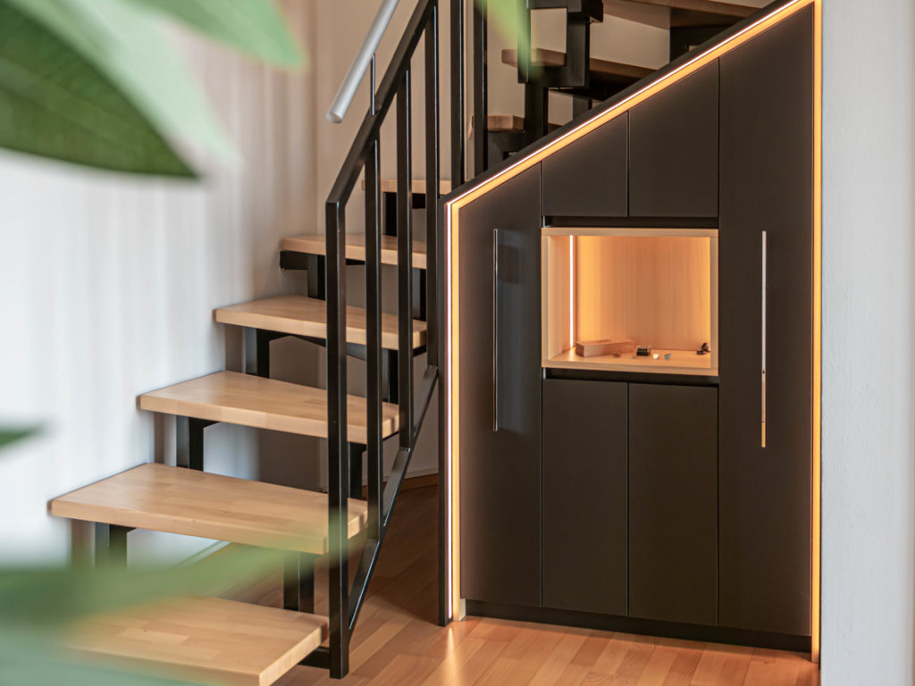 Individuele trapkastoplossing in zwart met ledverlichting