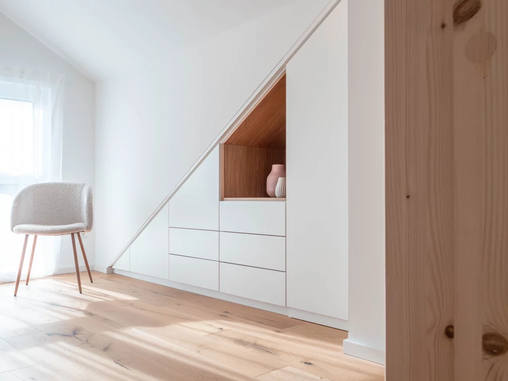 Schuine dakkast mat wit met eikenhouten inleg