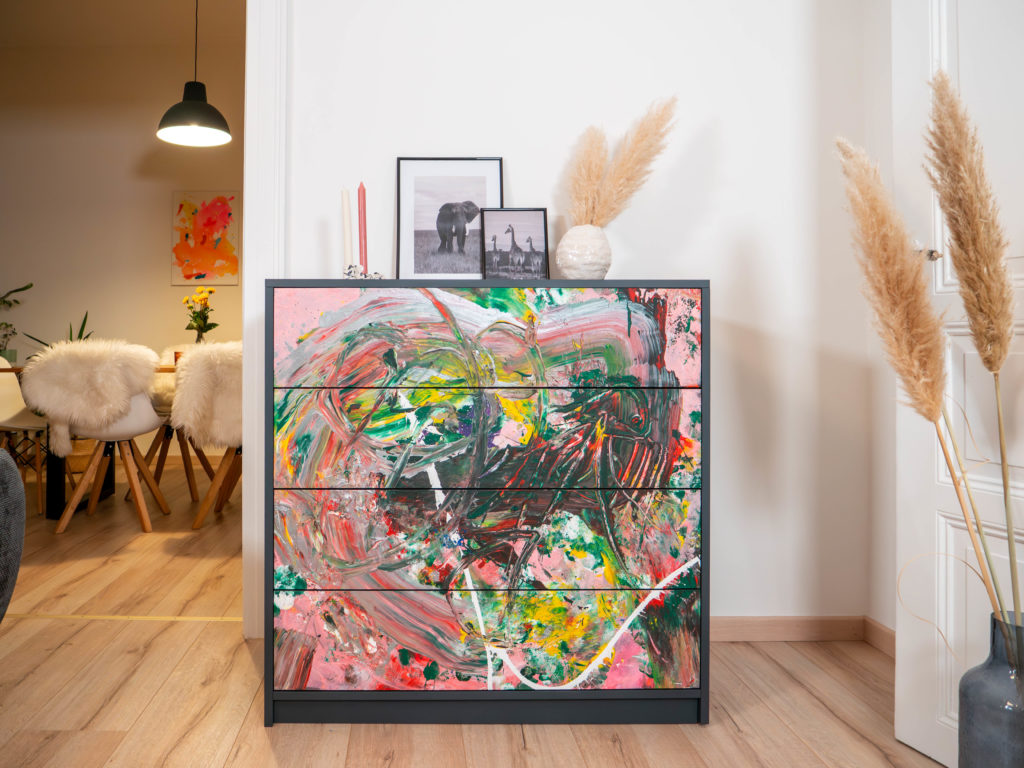 Beschilderde Cabinetheroes met kleurrijk design uit de RTL Spendenmarathon in de woonkamer