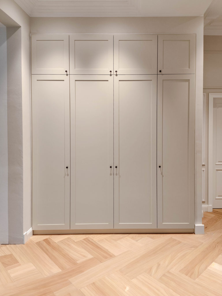 Op maat gemaakte beige inbouwkast met cassettefront in de gang