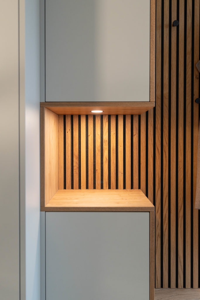 Garderobe matt weiß mit Inlay in Eiche und Beleuchtung