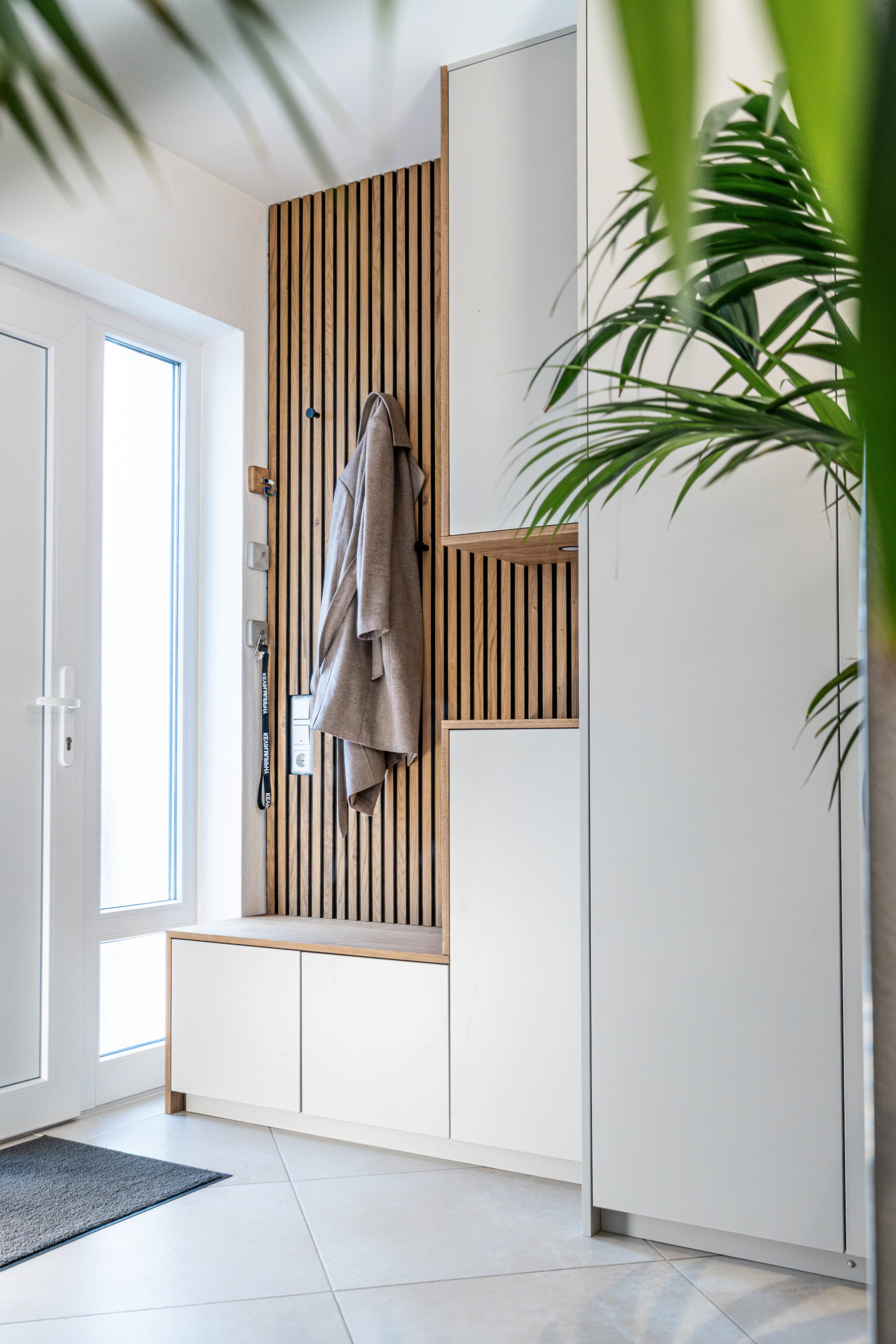 Matwitte kledingkast met bank en eiken panelen