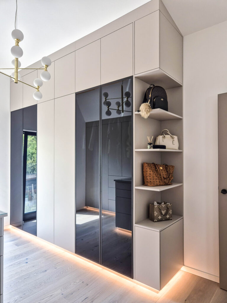 Dressing kamer beige met eiland rechts met planken