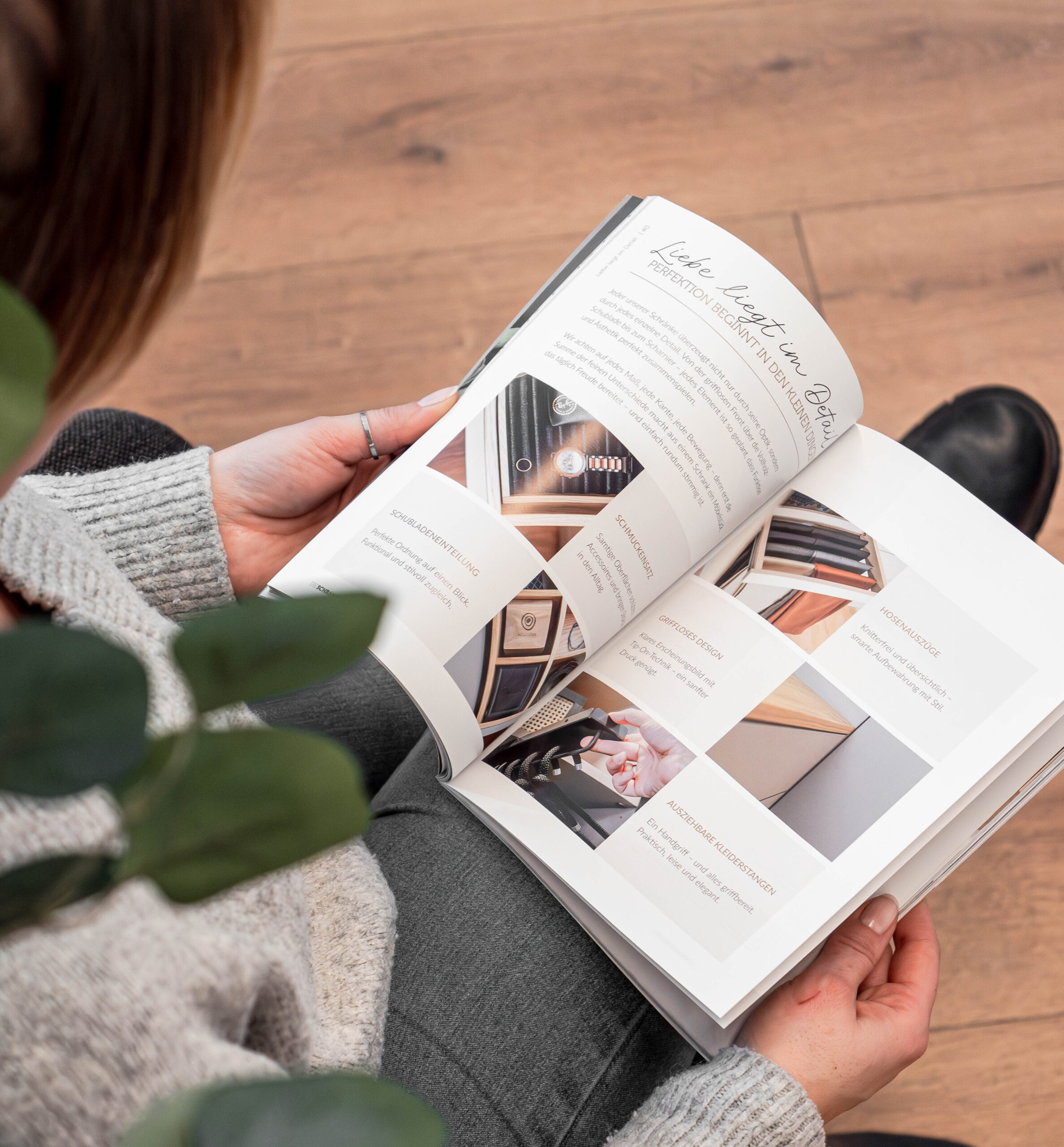 Opende Cabinetheroes magazine met gedetailleerde foto's in de hand