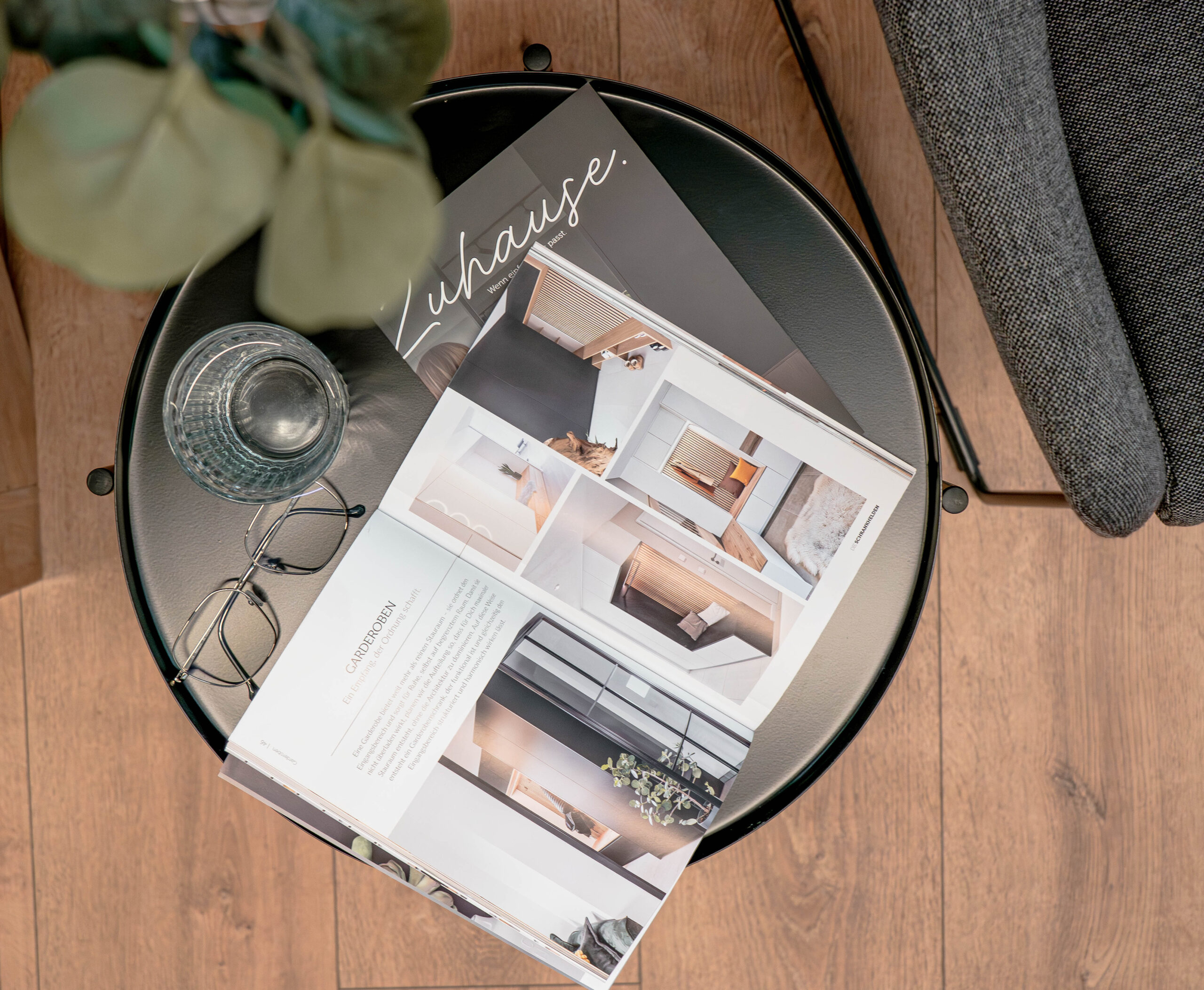 Duitse versie van het Cabinetheroes magazine Zuhause auf Tisch met opengeslagen pagina's en wooninspiratie