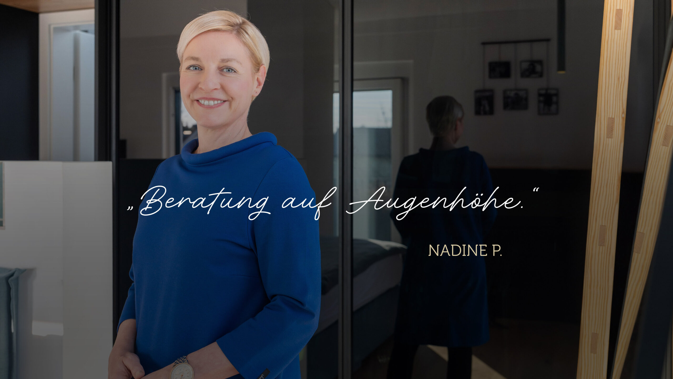 Tevreden klant staat voor aangepaste kleedkamer met offerte Advies op ooghoogte