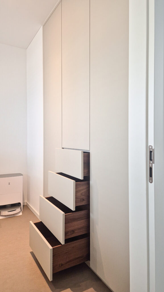 Einbauschrank Nische beige mit Schubladen