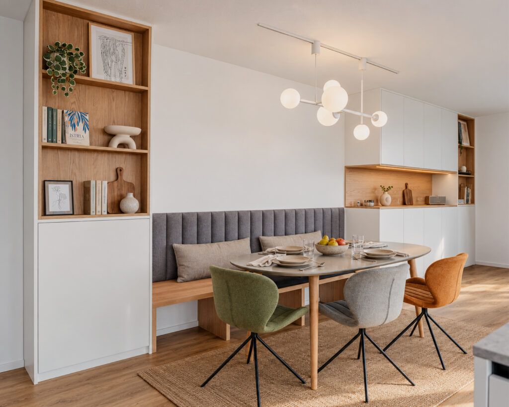 Inbouwkast op maat met zitbank en open houten planken in de eethoek