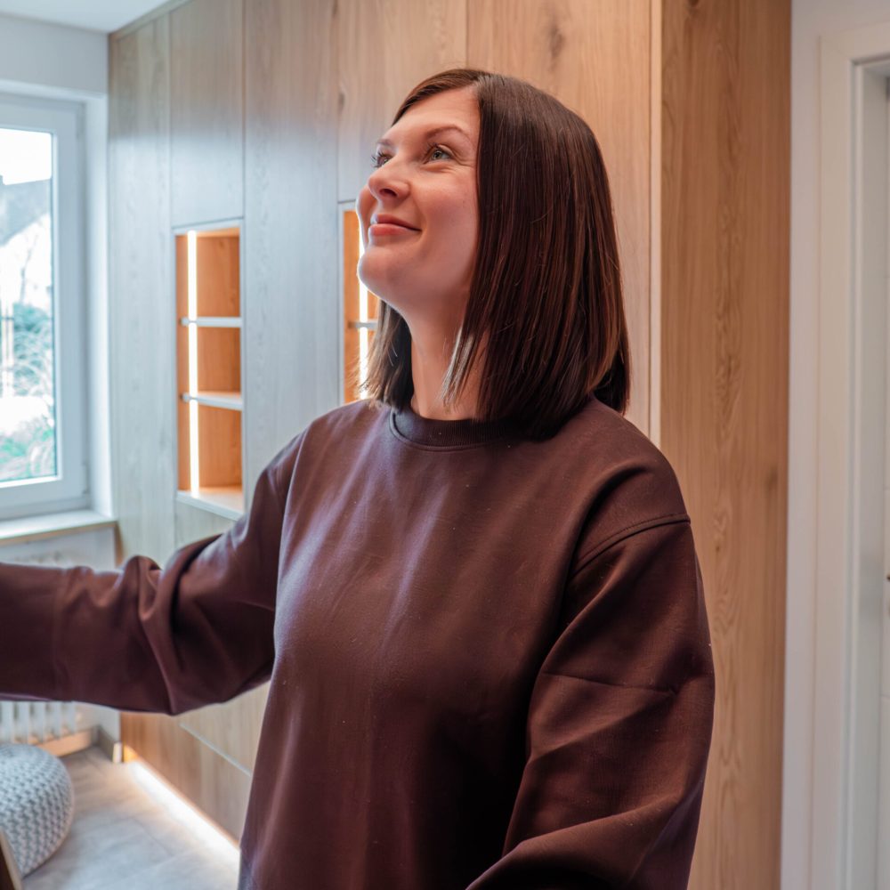 Klantgetuigenis staat voor op maat gemaakte houten inbouwkast met geïntegreerde verlichting