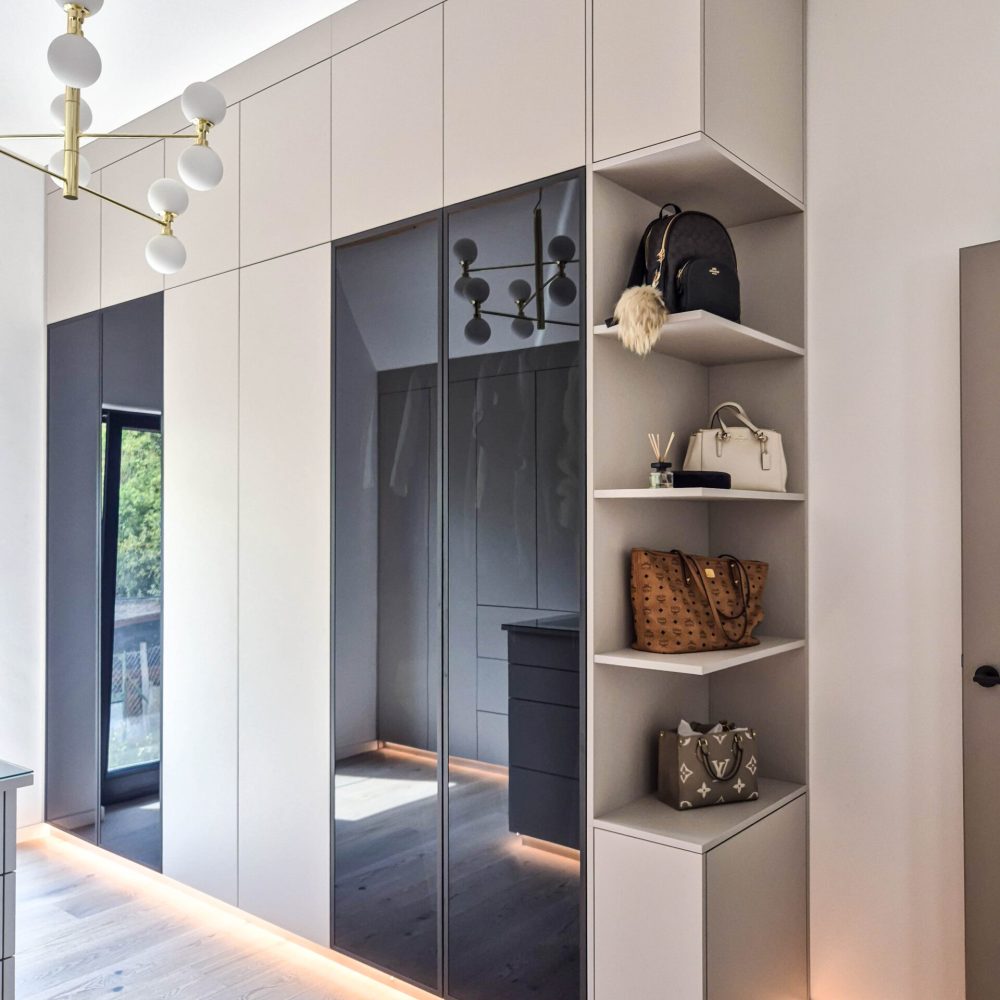 Dressing kamer beige met eiland rechts met planken