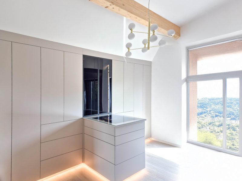 Op maat gemaakte kleedkamer met eiland, ingebouwde kledingkast en geïntegreerde verlichting