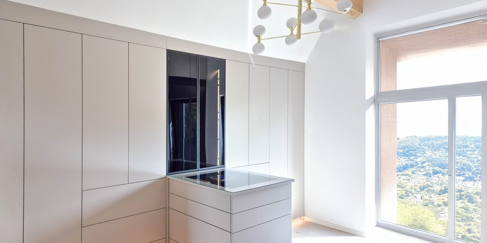 Op maat gemaakte kleedkamer met eiland, ingebouwde kledingkast en geïntegreerde verlichting