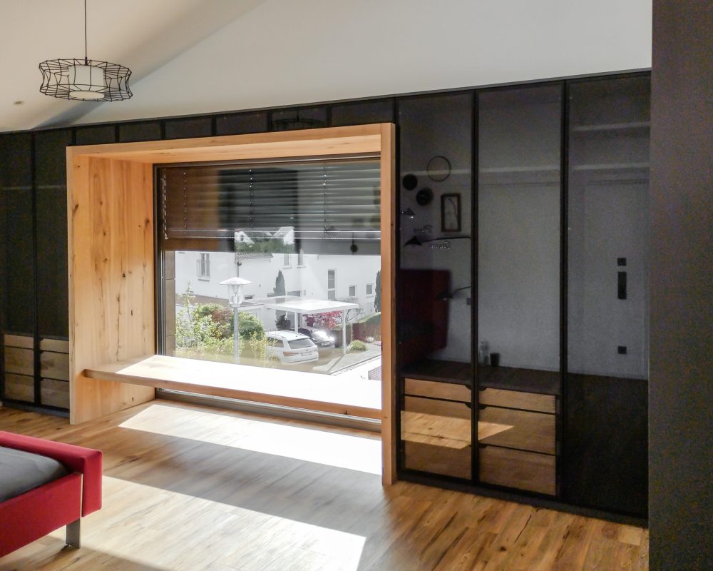 Kleedkamer met zwaar glas en een losse bank