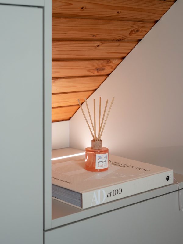 Kleedkamer, lichtbeige nis met LED-verlichting voor decoratie
