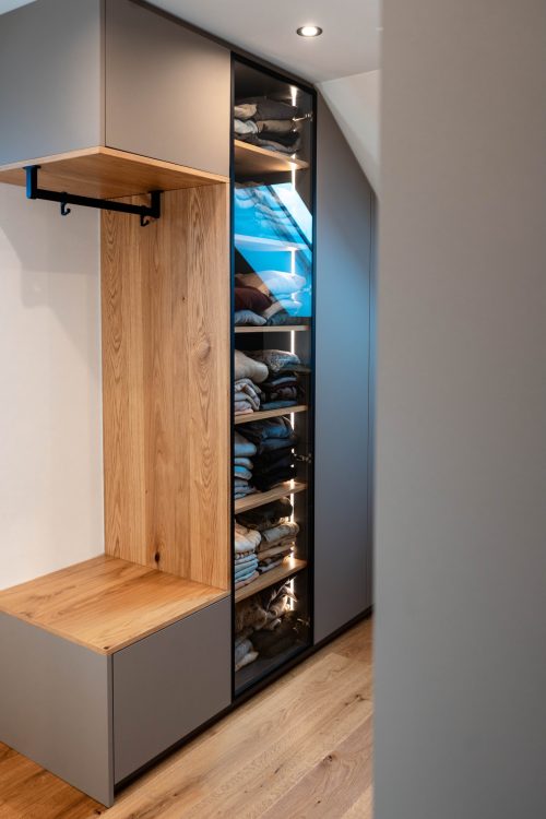 Kleedkamer eiken antraciet LED-glazen deuren met zwarte aluminium kozijnen