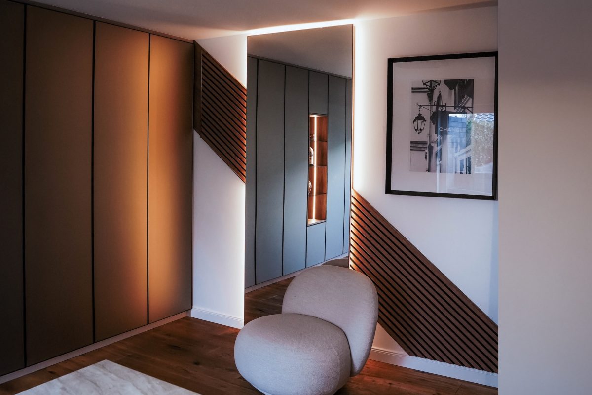 Kleedkamer Badkamer Glazen fronten Bronzen corpus Amandelbeige Vitrinekast Plinten LED