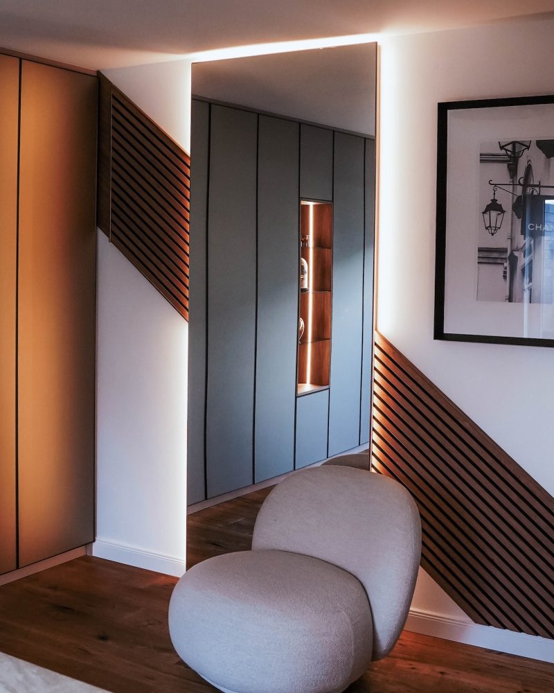 Kleedkamer Badkamer Glazen fronten Bronzen corpus Amandelbeige Vitrinekast Plinten LED