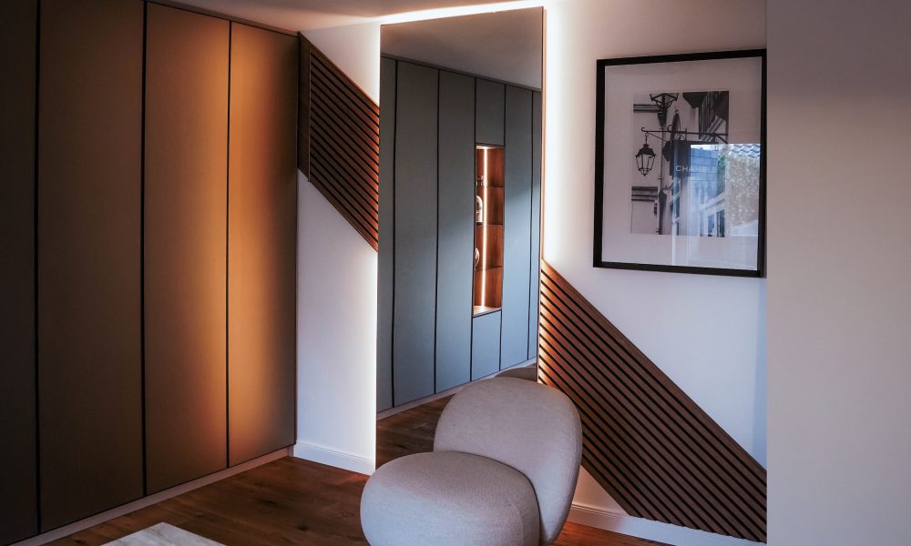 Kleedkamer Badkamer Glazen fronten Bronzen corpus Amandelbeige Vitrinekast Plinten LED