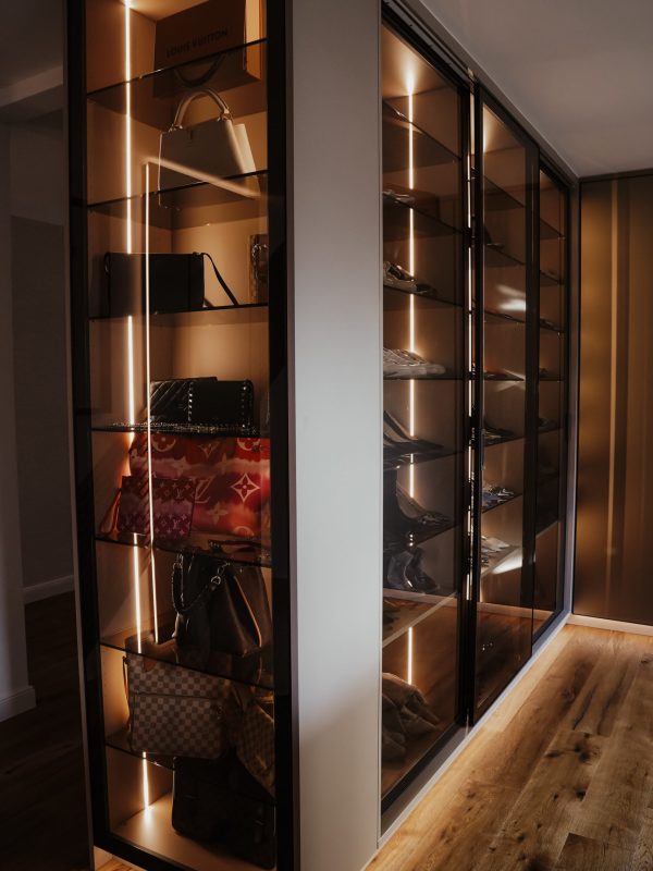 Kleedkamer met glazen fronten en aluminium kozijnen