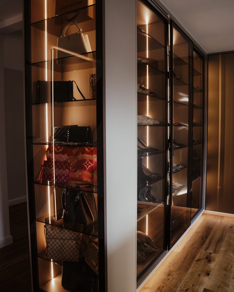 Kleedkamer met glazen fronten en aluminium kozijnen