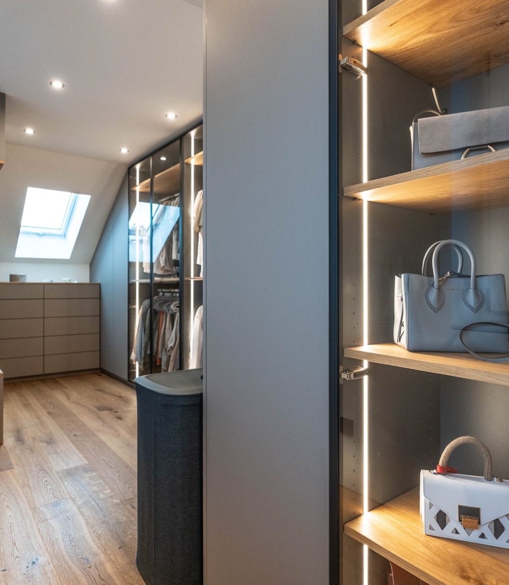 Ankleidezimmer mit Glastüren und Alurahmen in schwarz