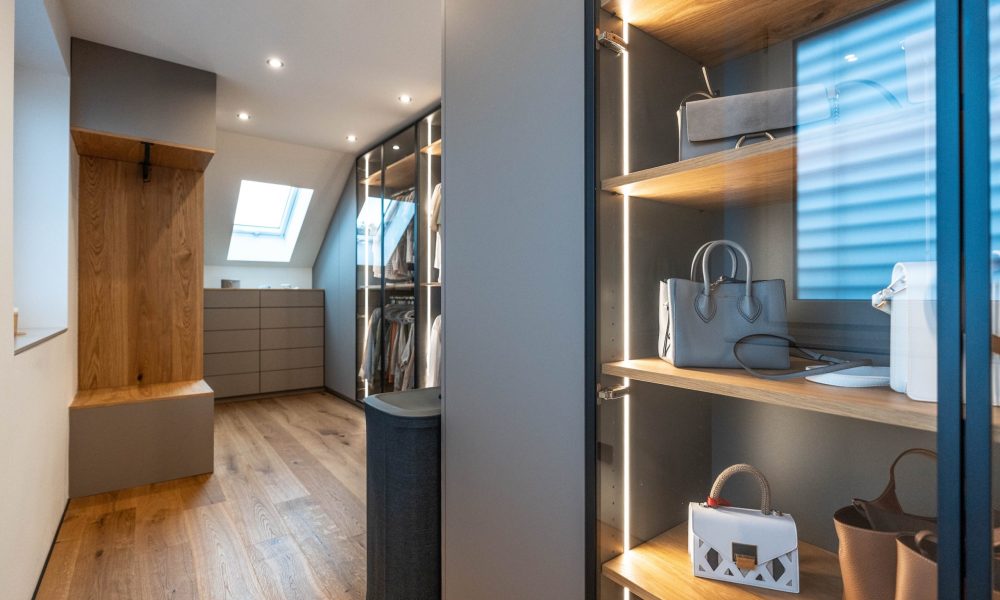 Kleedkamer met glazen deuren en aluminium kozijnen in het zwart