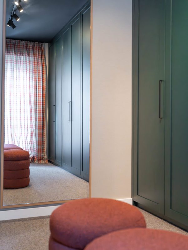 Kleedkamer met cassettefronten in dennengroen