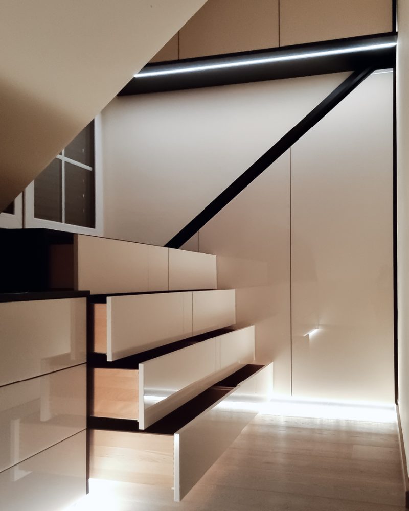 Kleedkamer wit hoogglans met schuine dakkast LED-plint