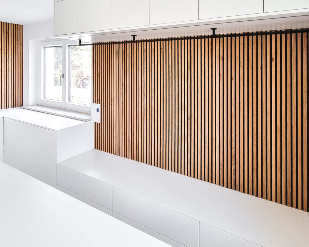 Witte kleedkamer met wandpanelen en zwarte accenten