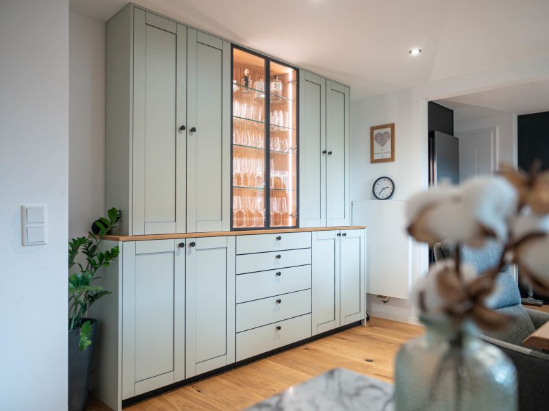 Anrichte Steingrün schwarz bekantet Glastüren Alurahmen schwarz LED