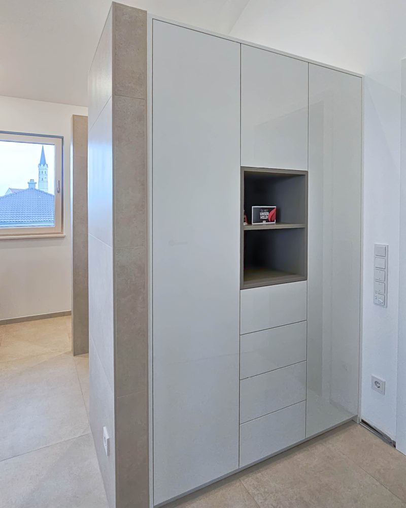 Wit badkamermeubel op maat met open nis en geïntegreerde opbergruimte