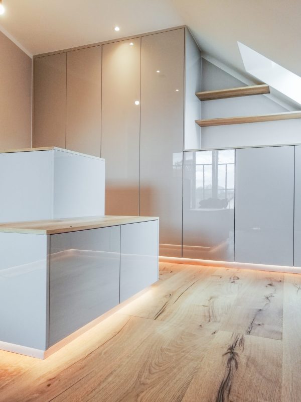 Elegante kleerkast in hoogglans wit