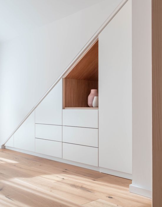 Inloopkast voor schuine daken, mat wit, eikenhouten inleg, LED-bewegingsmelder