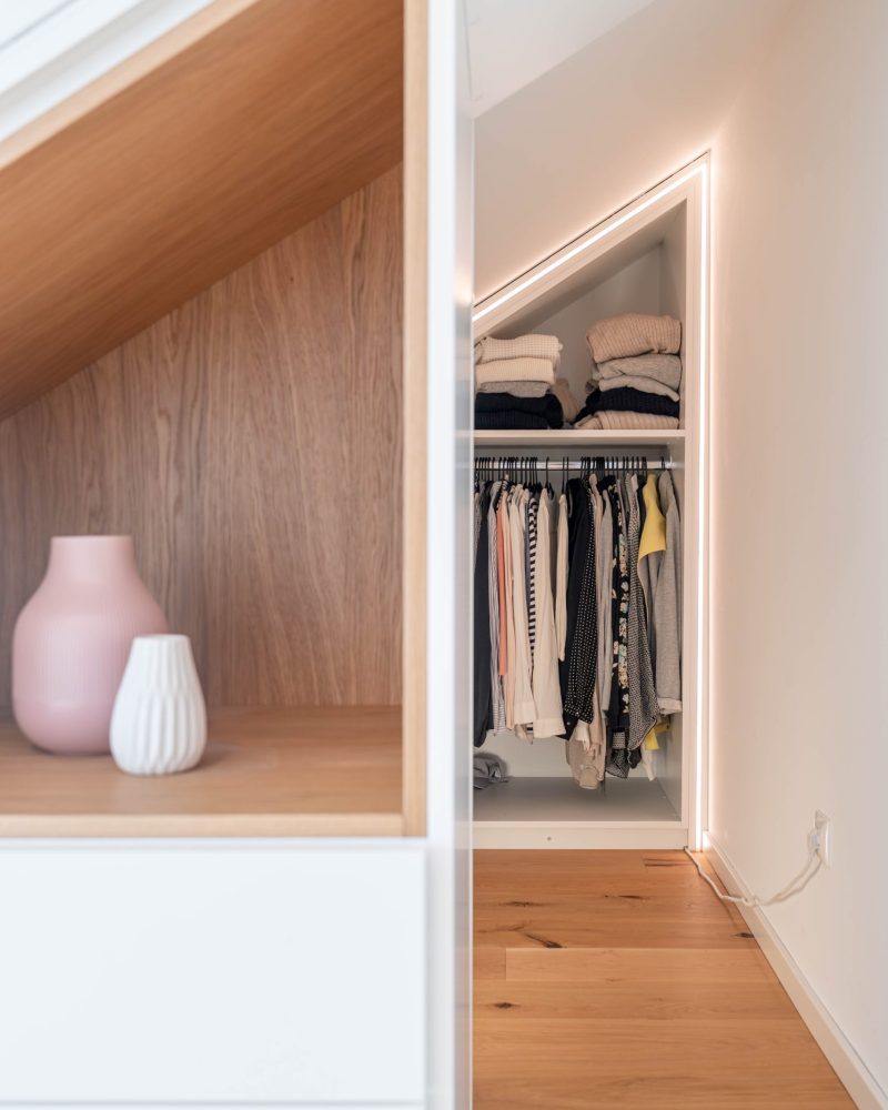 Inloopkast mat wit inleg eiken LED open fronten