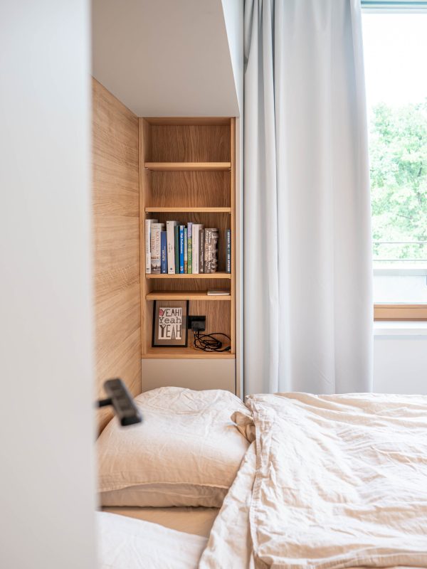 Bed ombouw beige eiken geïntegreerde REgal