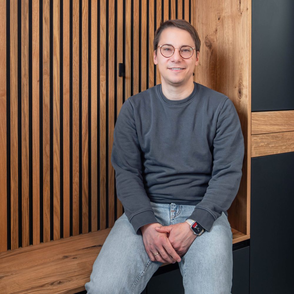 Man zit op aangepaste kledingkast met lattenwand en geïntegreerde zitbank