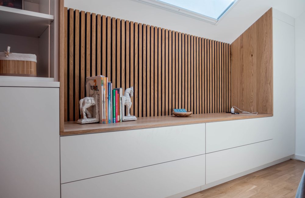 Witte kast met panelen