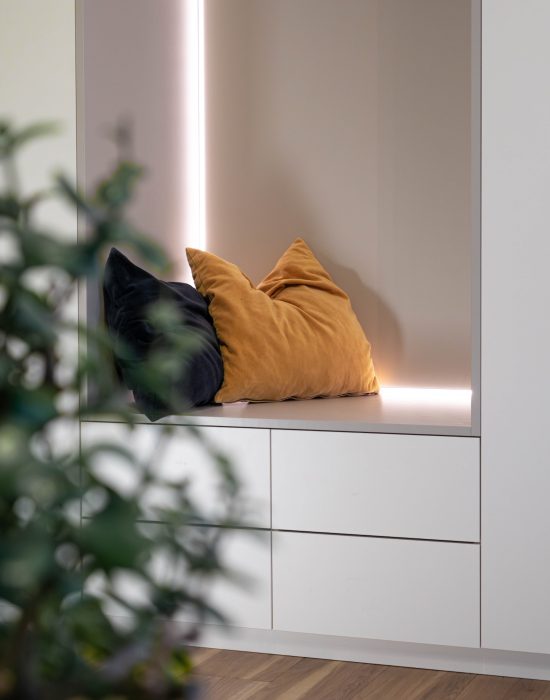Dachschrägenschrank matt weiss Nahaufnahme Inlay hellgrau LED Sitznische